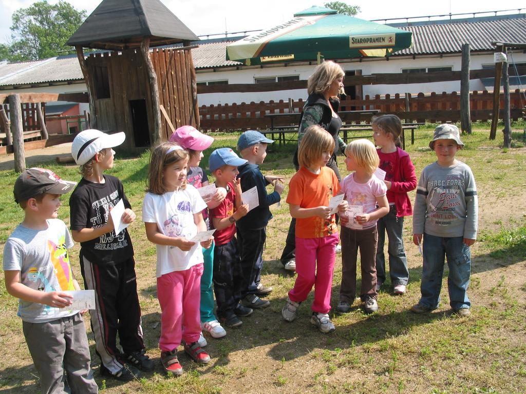 Вилла Zoopark Zelcin Мельник Экстерьер фото