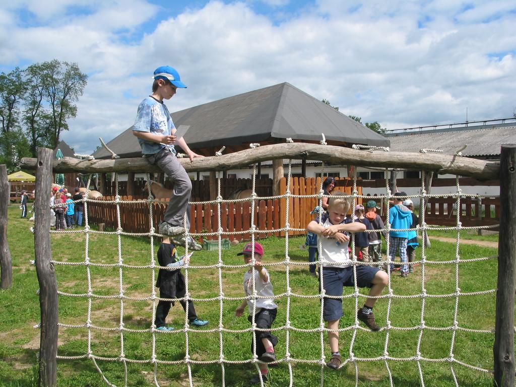 Вилла Zoopark Zelcin Мельник Экстерьер фото