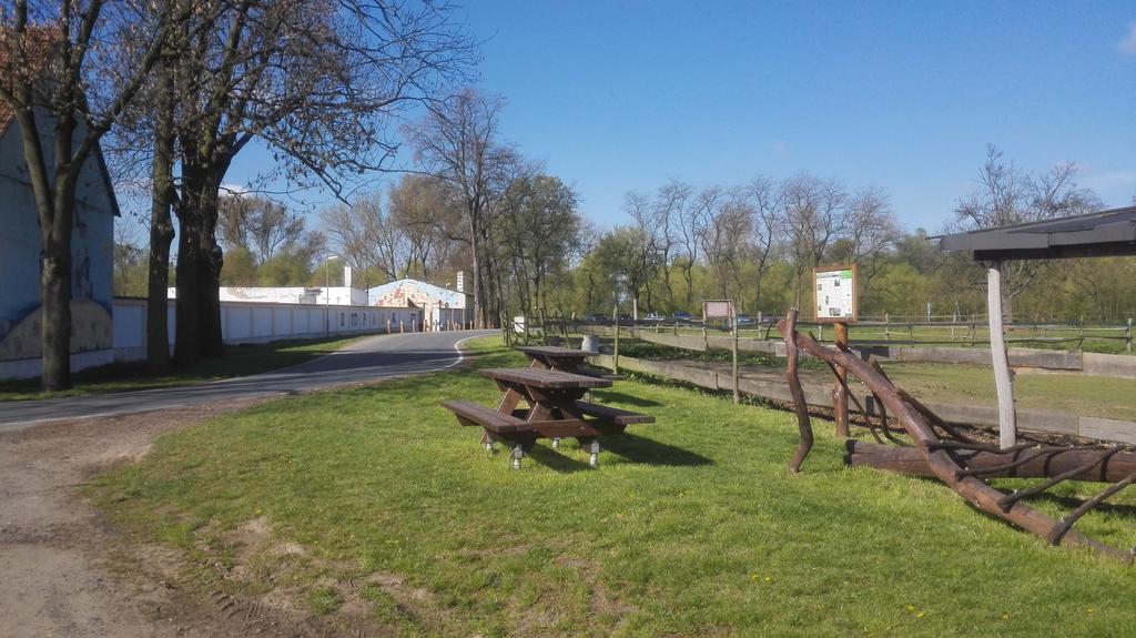 Вилла Zoopark Zelcin Мельник Экстерьер фото